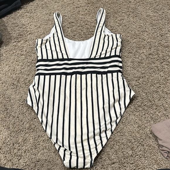 Asos, one piece swimsuit, size 8, cream and black - Picture 2 of 4